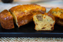 Cake au foie gras de canard, raisins et pommes